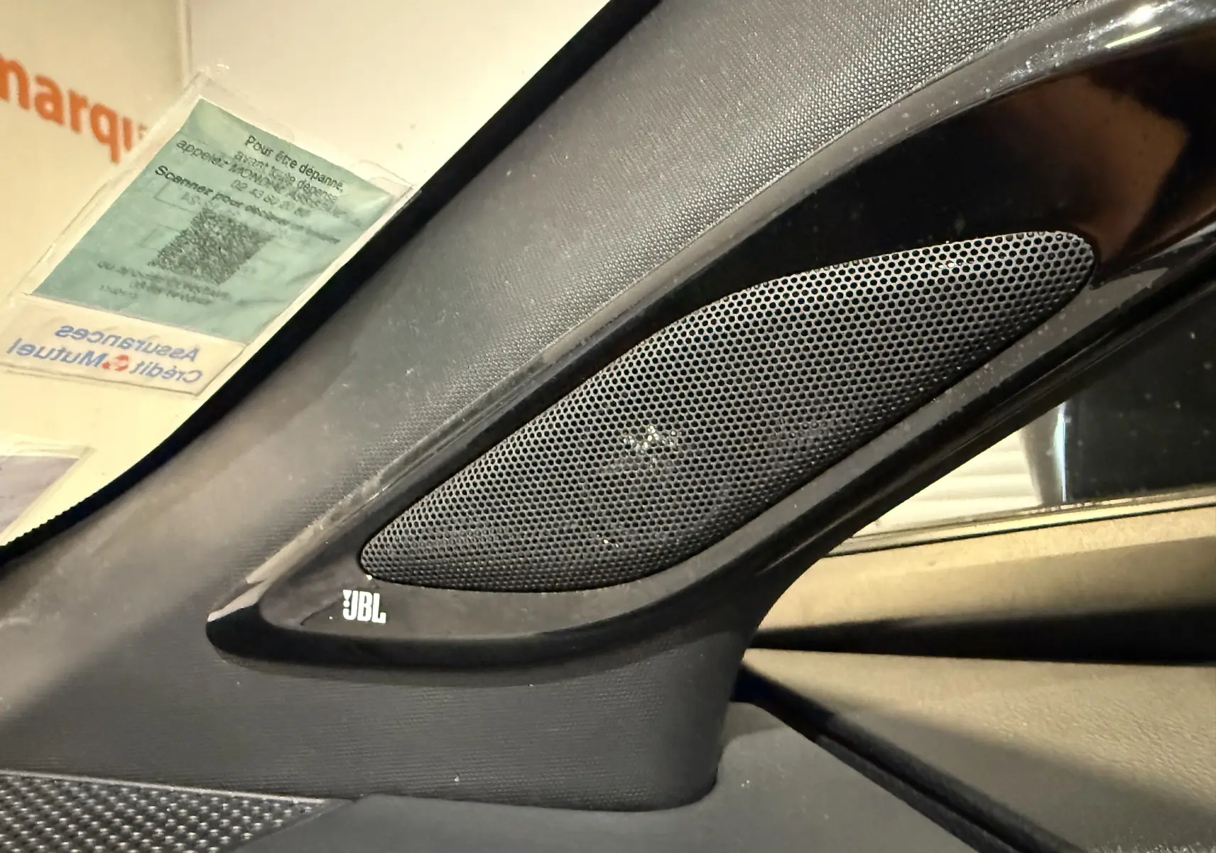 Gros plan sur l'enceinte JBL intégrée à l'intérieur côté gauche du Toyota C-HR Hybride rouge, version 2018.