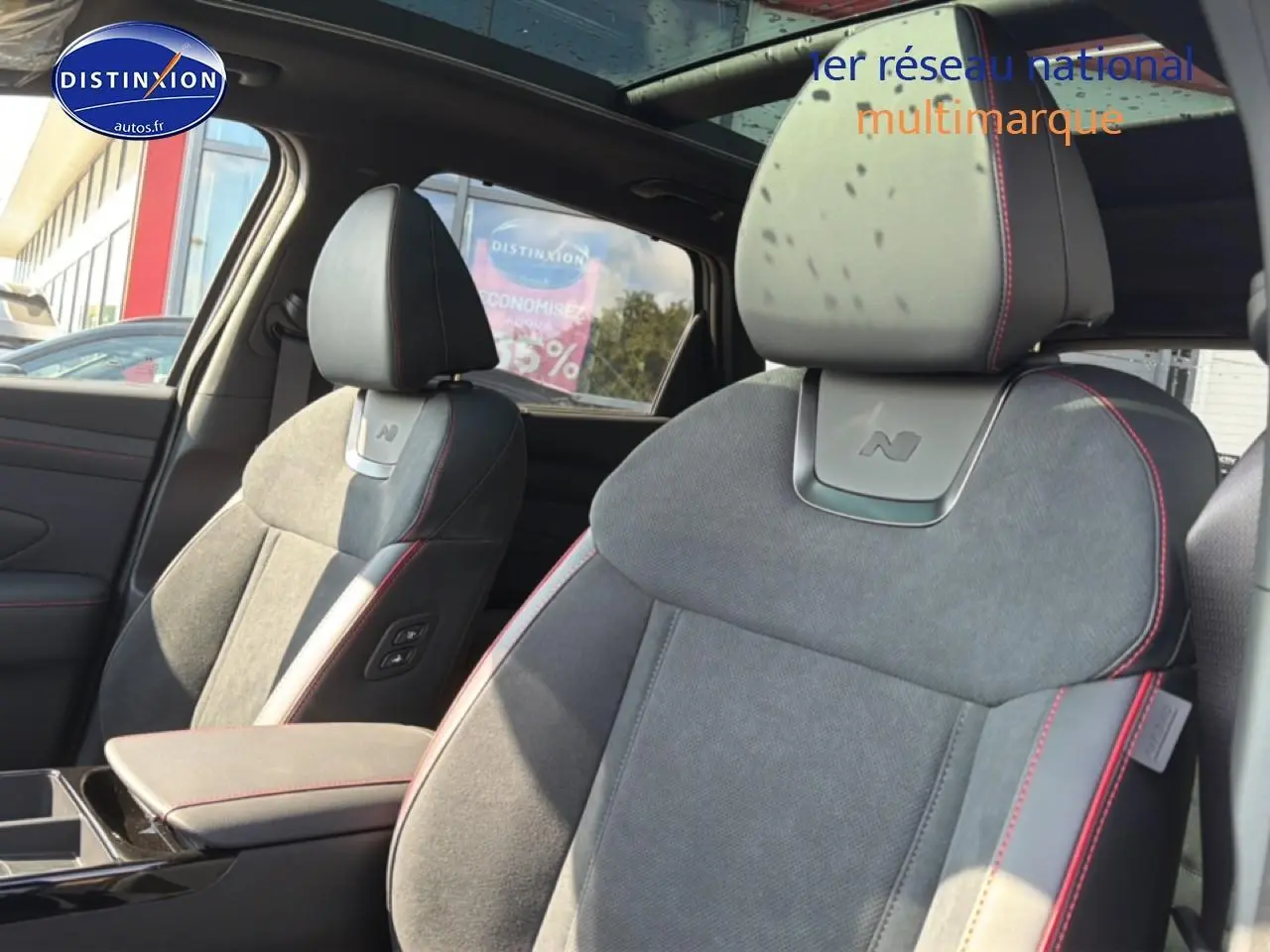 Vue intérieure des sièges avant gris alcantara avec surpiqûres rouges du Hyundai Tucson N Line 2026.