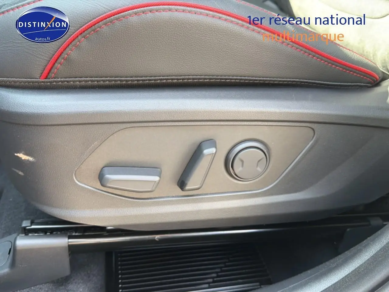 Détail des commandes électriques du siège conducteur en cuir noir avec surpiqûres rouges du Hyundai Tucson gris shadow 2026.
