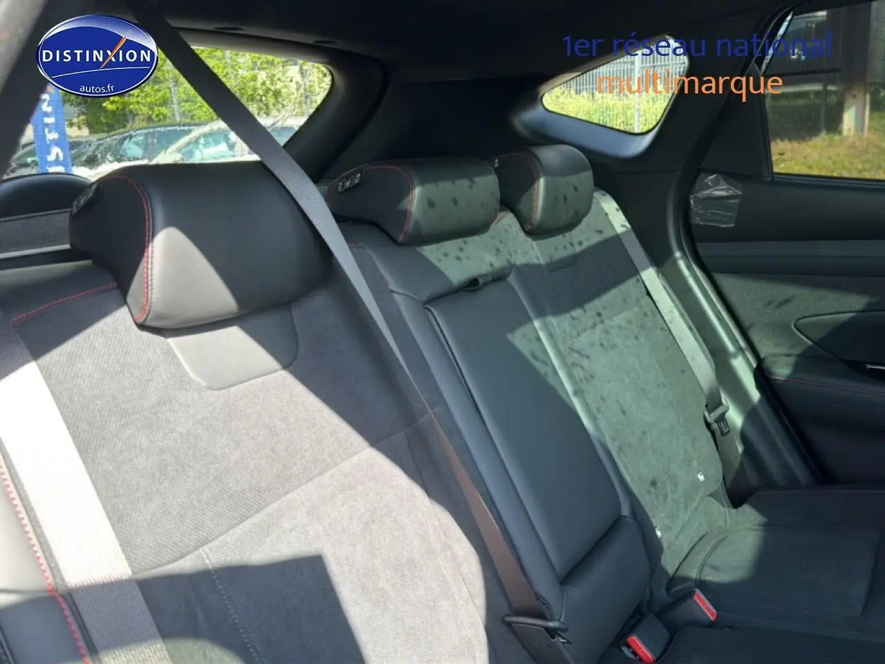 Vue intérieure du siège arrière droit en cuir noir et alcantara avec surpiqûres rouges du Hyundai Tucson 2026 gris shadow.