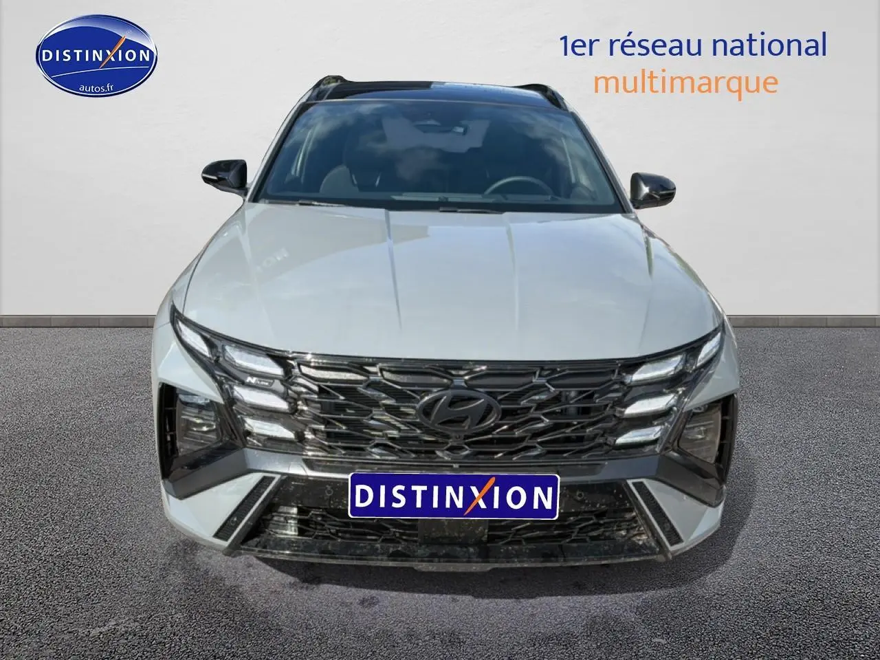Vue avant d'un Hyundai Tucson gris shadow avec calandre noire et feux LED distinctifs, sur fond neutre.
