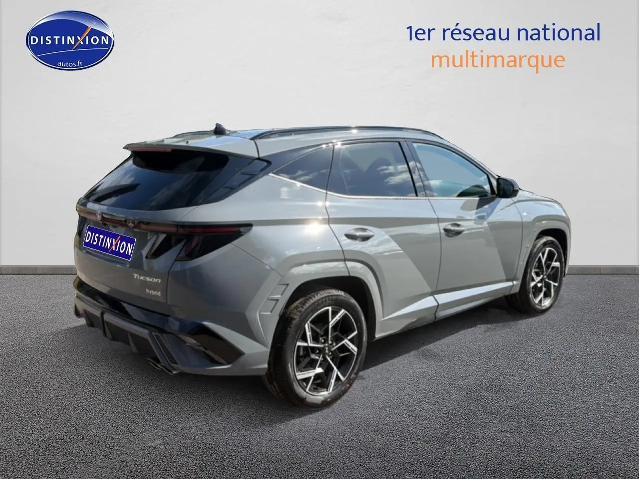 Vue 3/4 arrière droite du Hyundai Tucson gris shadow avec jantes alu et vitres arrière surteintées.