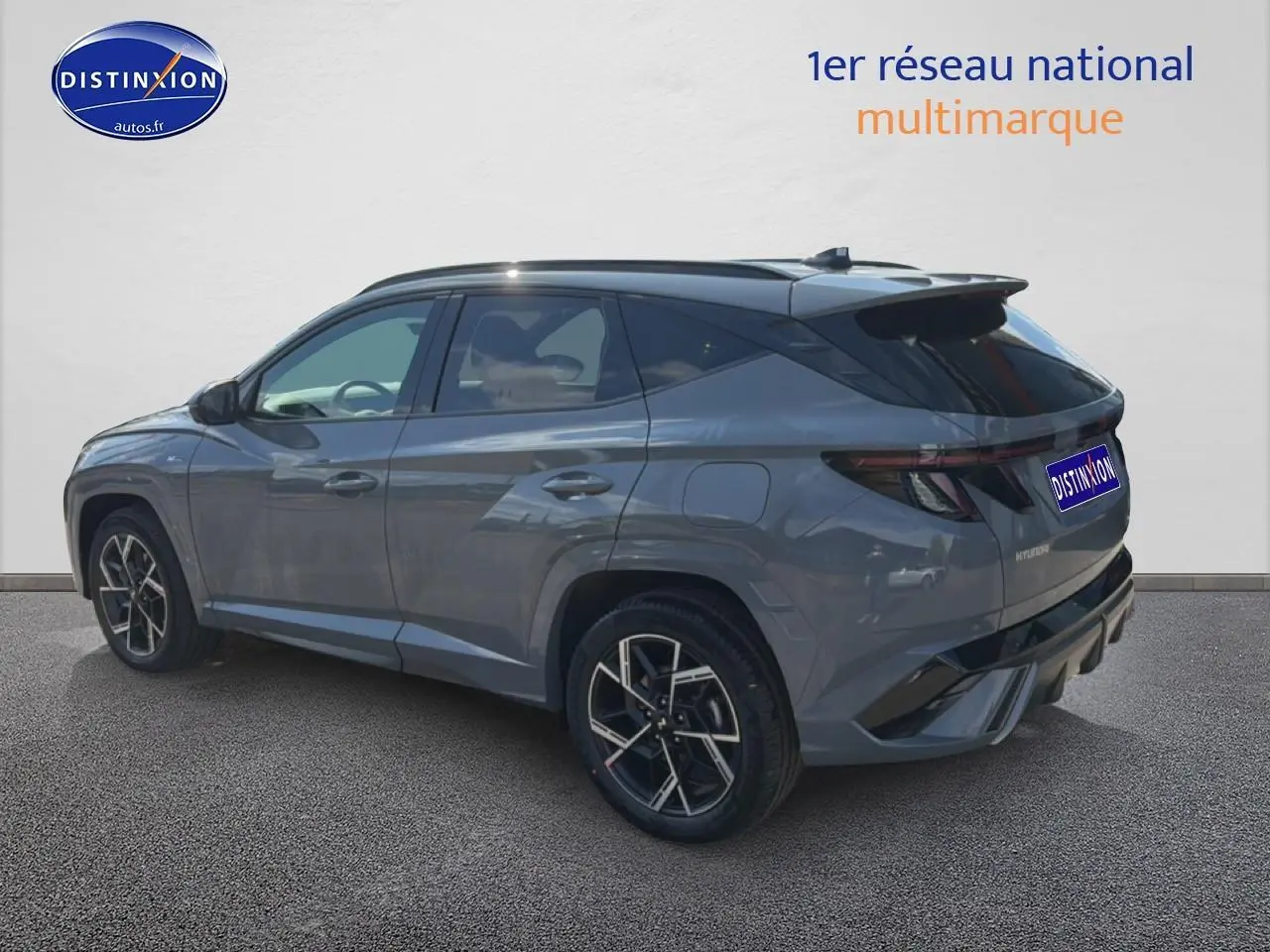 Hyundai Tucson 2026 gris shadow en 3/4 arrière droit, avec jantes alu et toit noir panoramique.