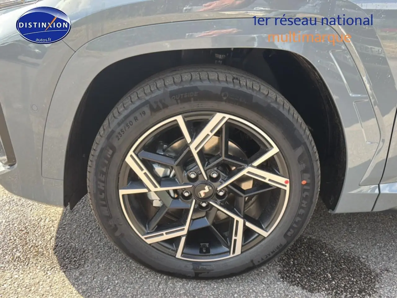 Gros plan sur la jante alu noire et argentée du côté avant droit d’un Hyundai Tucson gris shadow.