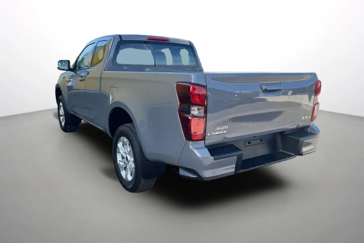 Vue 3/4 arrière gauche d'un pick-up Isuzu D-MAX 2.2 TD 164 Space Evolution gris Kinabalu avec jantes alu 18 pouces.