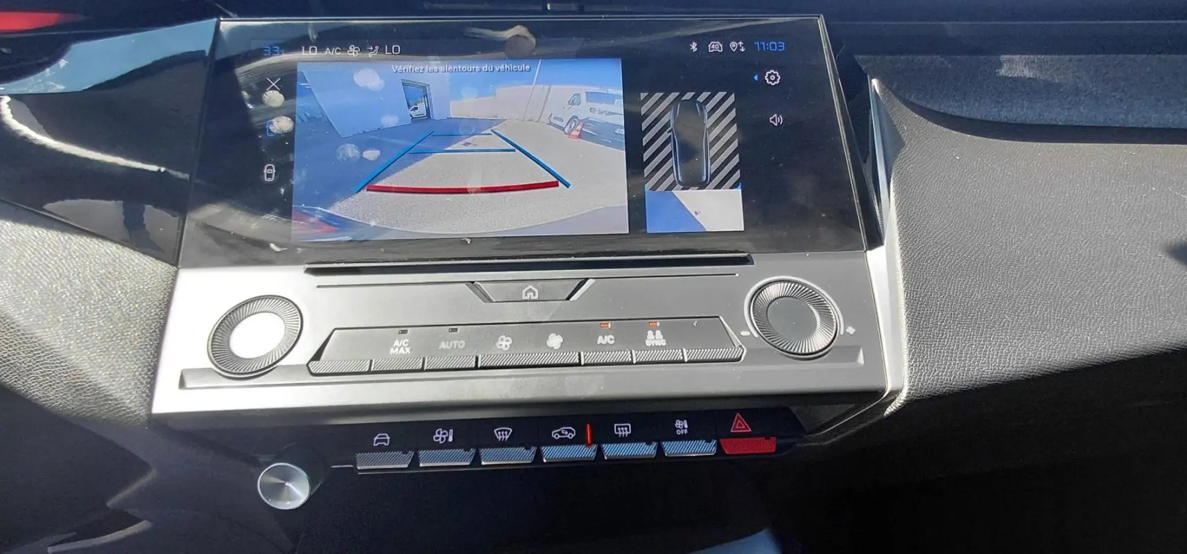 Écran tactile central affichant la caméra de recul dans l’habitacle d’une Peugeot 308 gris 2025.