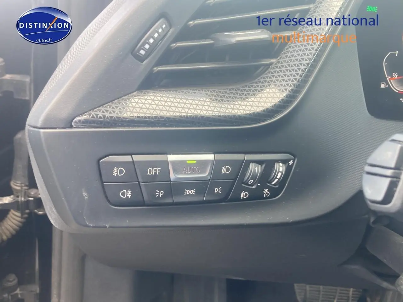 Gros plan sur les commandes d'éclairage intérieures noires du tableau de bord d'une BMW Série 1 noire (f40).