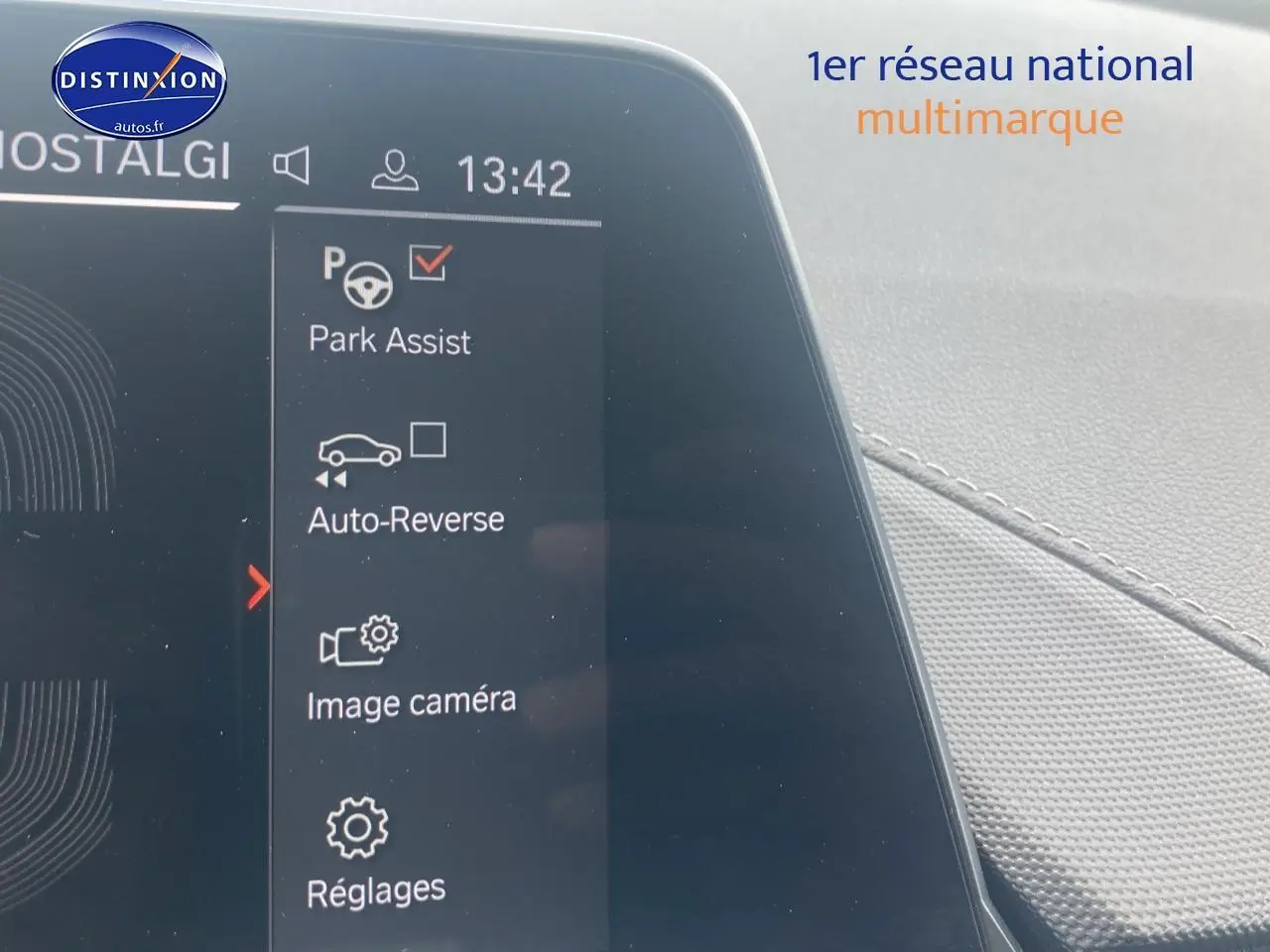 Écran tactile intérieur montrant les options d'aide au stationnement de la BMW Série 1 noire édition sport.