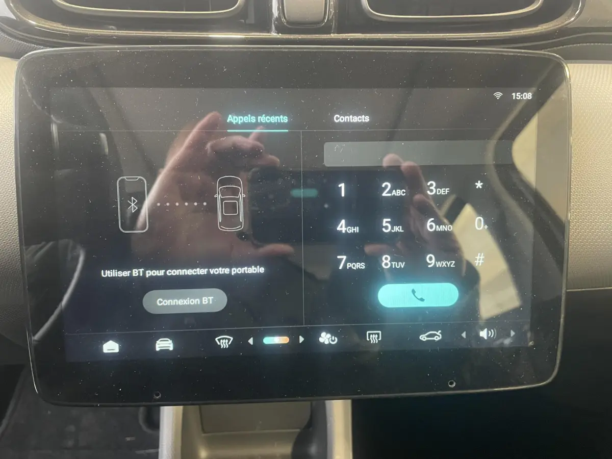 Écran tactile central de la LEAPMOTOR T03 Luxury blanc, affichant le menu de connexion Bluetooth, vue intérieure frontale.