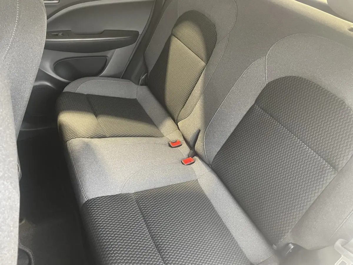 Banquette arrière en tissu gris et noir du Leapmotor T03 Luxury 2025, vue côté droit intérieur arrière.