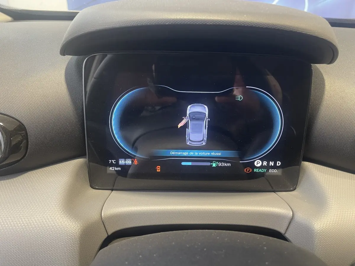 Vue rapprochée du combiné d'instruments numérique du Leapmotor T03 Luxury 2025 affichant l'état de démarrage et autonomie.