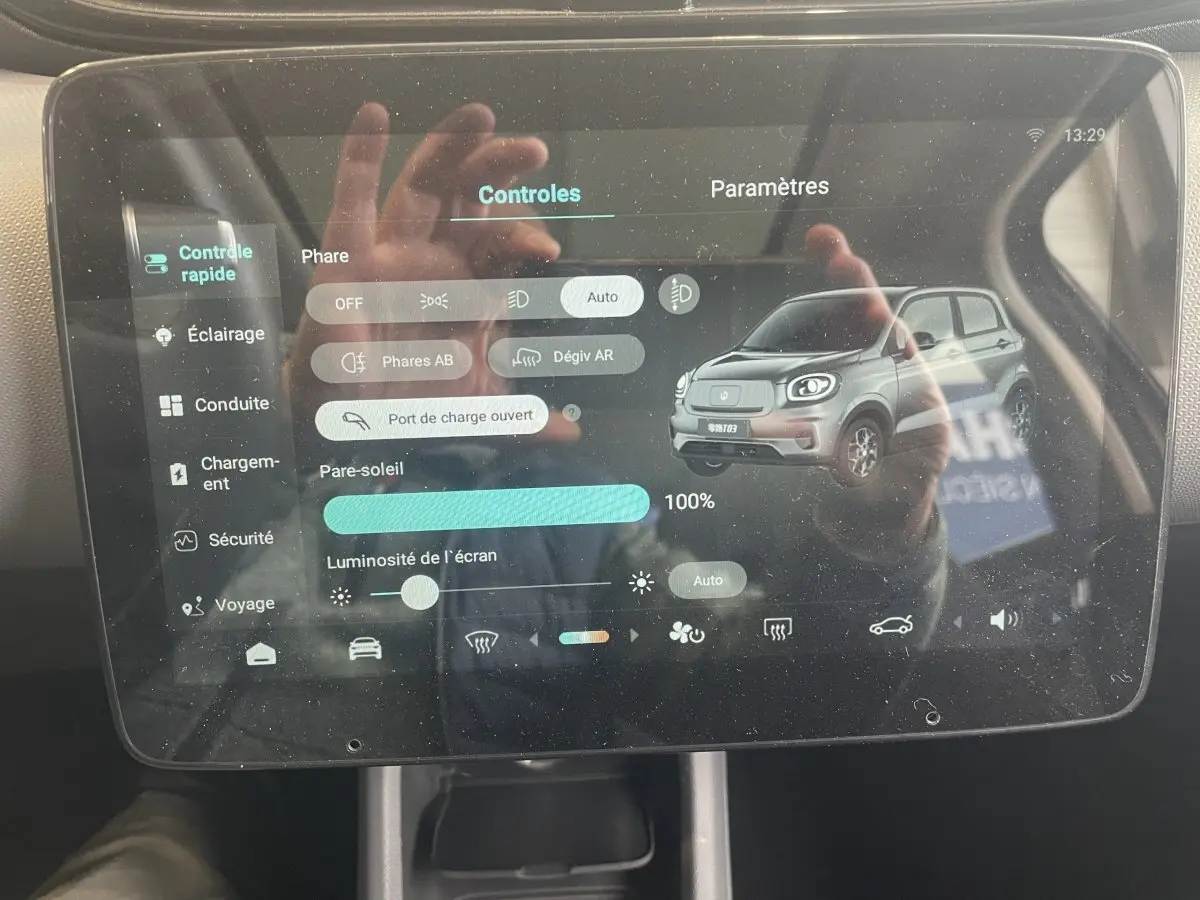 Écran tactile central affichant les réglages du LEAPMOTOR T03 Luxury 2025 avec vue 3/4 avant du véhicule blanc.