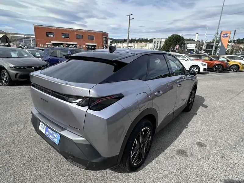 Vue 3/4 arrière droite du Peugeot 3008 2024 gris métal avec toit noir et feux arrière LED distinctifs.