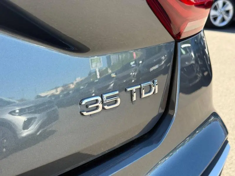 Gros plan sur l'arrière droit gris Daytona nacré d'un Audi Q2 35 TDI 150ch avec badge distinctif 35 TDI visible.