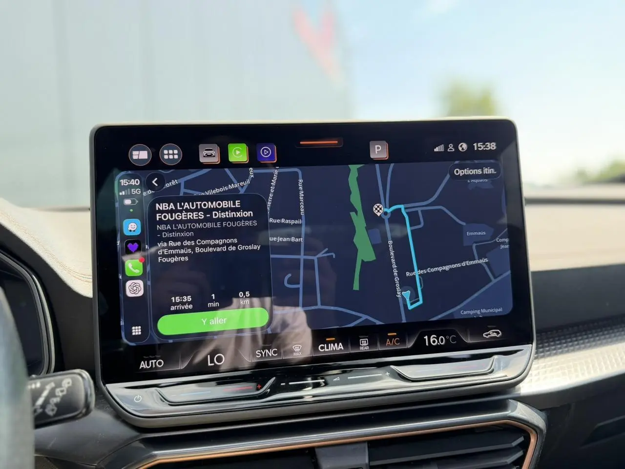Écran tactile HD 12,9'' du système de navigation du CUPRA Formentor blanc Neige, vue intérieure centrale.