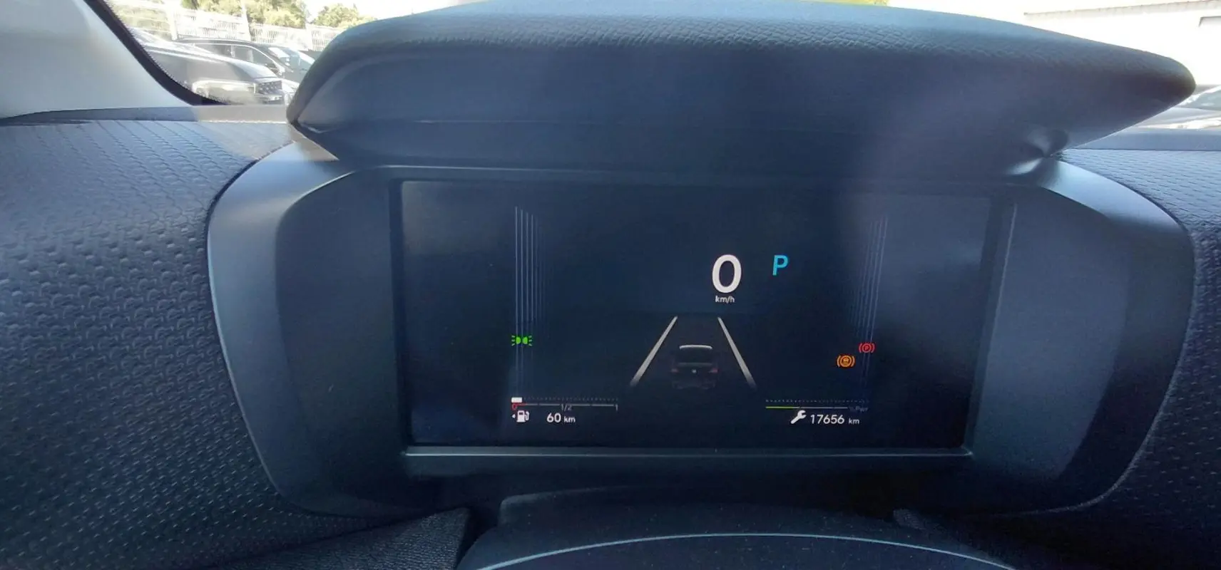 Affichage numérique du tableau de bord de la Citroën C4 X hybride 2025, montrant la vitesse à 0 km/h et l'autonomie restante.