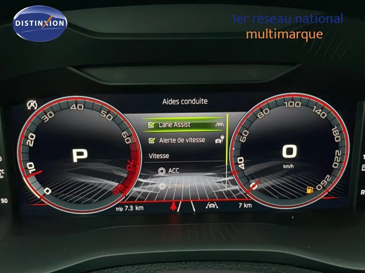 Affichage numérique du tableau de bord SKODA KAROQ 2025 montrant les aides à la conduite et la vitesse à 0 km/h.