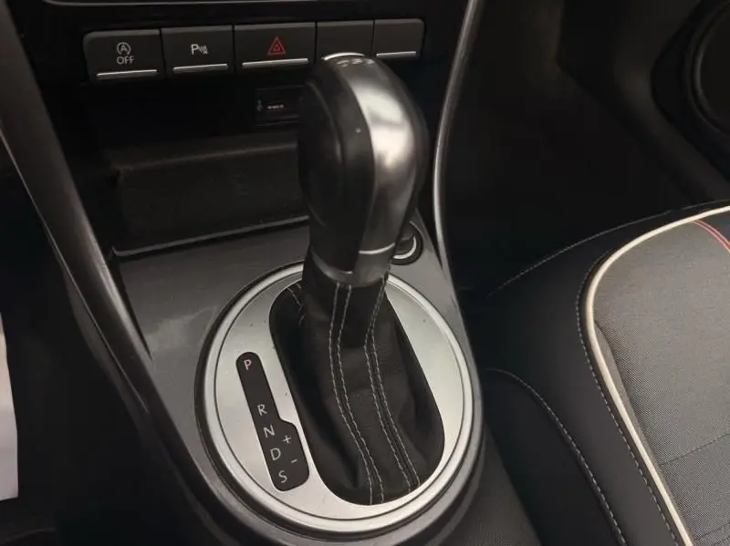 Le levier de vitesses automatique de la Volkswagen Coccinelle Cabriolet 2016, vue rapprochée de la console centrale.