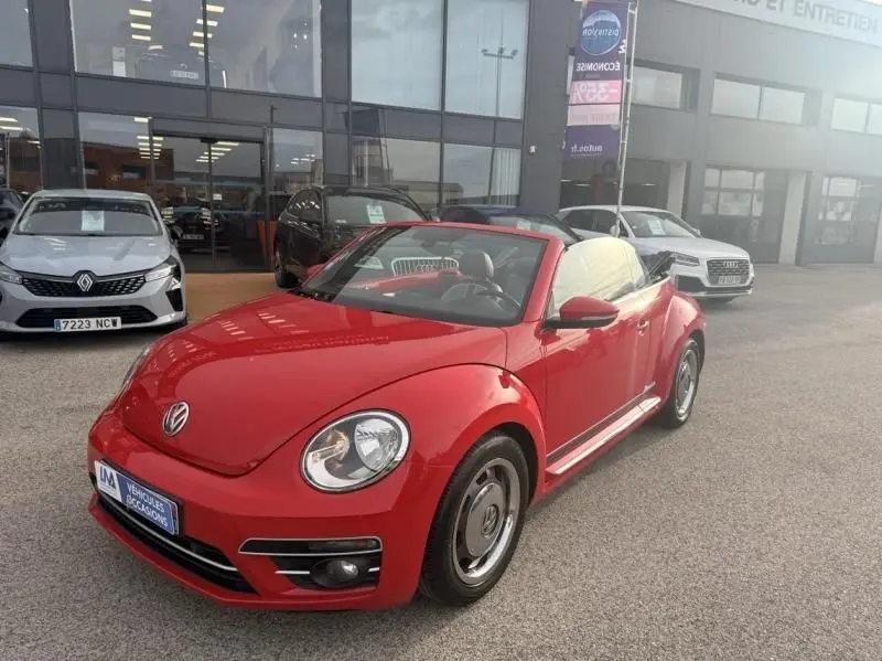 Volkswagen Coccinelle Cabriolet rouge 2016 vue 3/4 avant avec capote ouverte et jantes spécifiques Denim.
