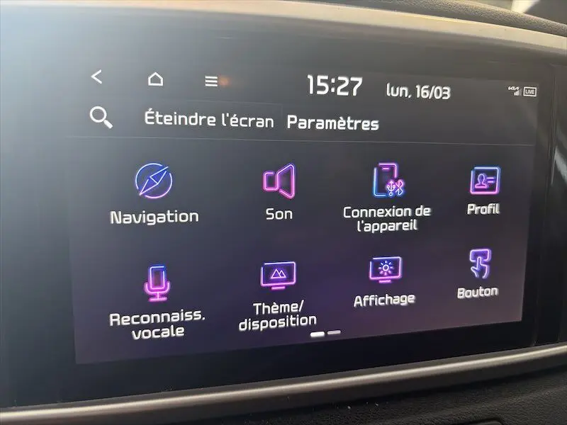 Écran tactile du système multimédia du Kia Sportage blanc, affichant le menu des paramètres à 15h27.