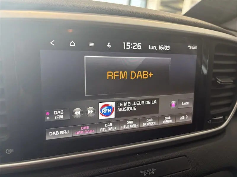 Écran tactile central du Kia Sportage 2021 affichant la radio numérique RFM DAB+ avec interface moderne.