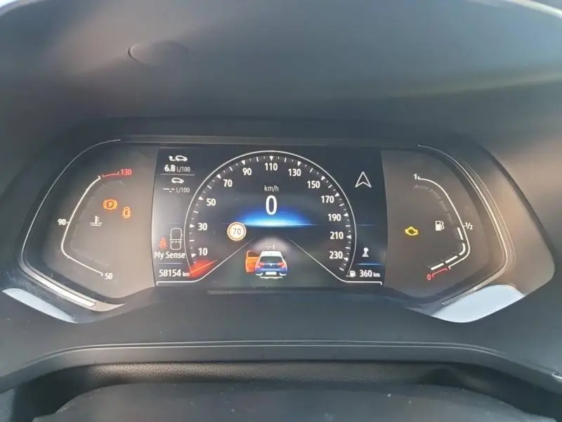 Tableau de bord numérique du Renault Captur 2023, affichage central de vitesse et indicateurs de consommation et carburant.