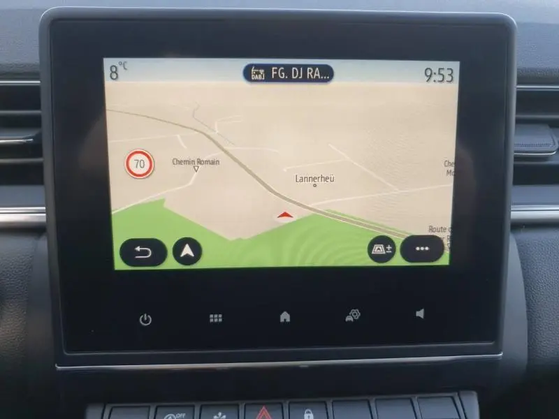 Écran tactile central du tableau de bord du Renault Captur 2023 affichant la navigation GPS.