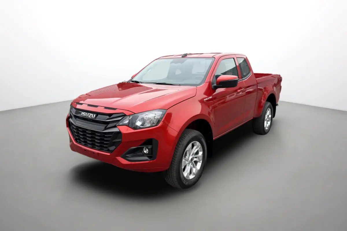 Vue 3/4 avant d'un pick-up Isuzu D-MAX rouge, avec calandre noire et jantes alu argentées visibles.