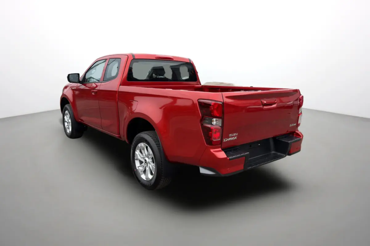 Vue 3/4 arrière droite d'un Isuzu D-MAX 2026 orange Namibu avec benne ouverte et jantes alu 18 pouces.