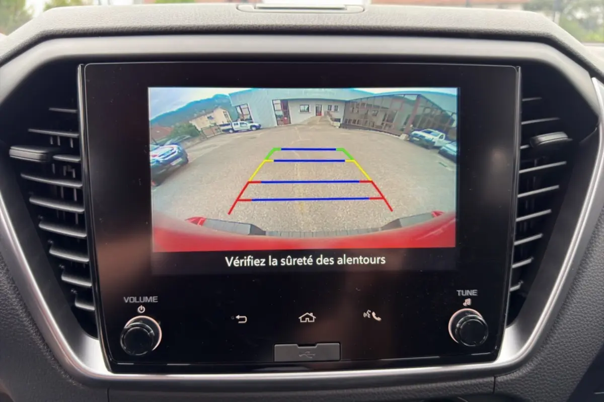Écran tactile intérieur montrant la caméra de recul du pick-up Isuzu D-MAX orange Namibu, vue arrière avec repères colorés.