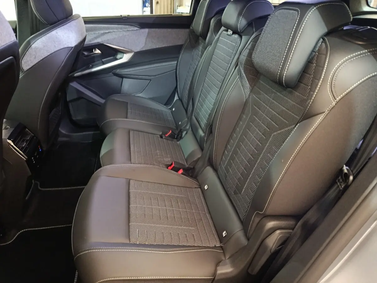 Vue côté droit des sièges arrière en cuir noir et tissu gris du Peugeot 5008 1.6 PHEV 195 E-DCS7 GT 2026.
