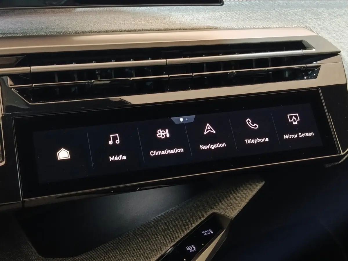Écran tactile central affichant les menus multimédia, climatisation et navigation dans l’habitacle du Peugeot 5008 gris clair.