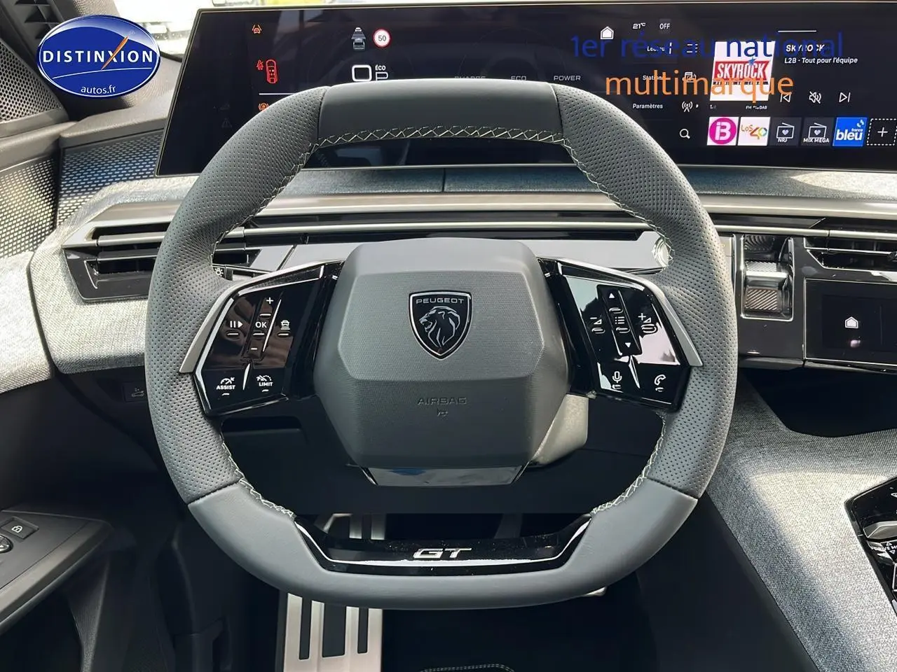 Volant cuir gris perforé en vue frontale dans le poste de conduite du Peugeot 3008 1.2 Hybrid 145 GT 2025.