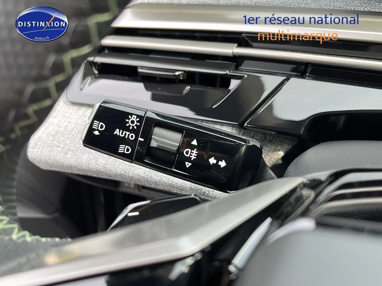 Gros plan sur la commande des phares automatiques et feux antibrouillard du tableau de bord gris du Peugeot 3008 2025.