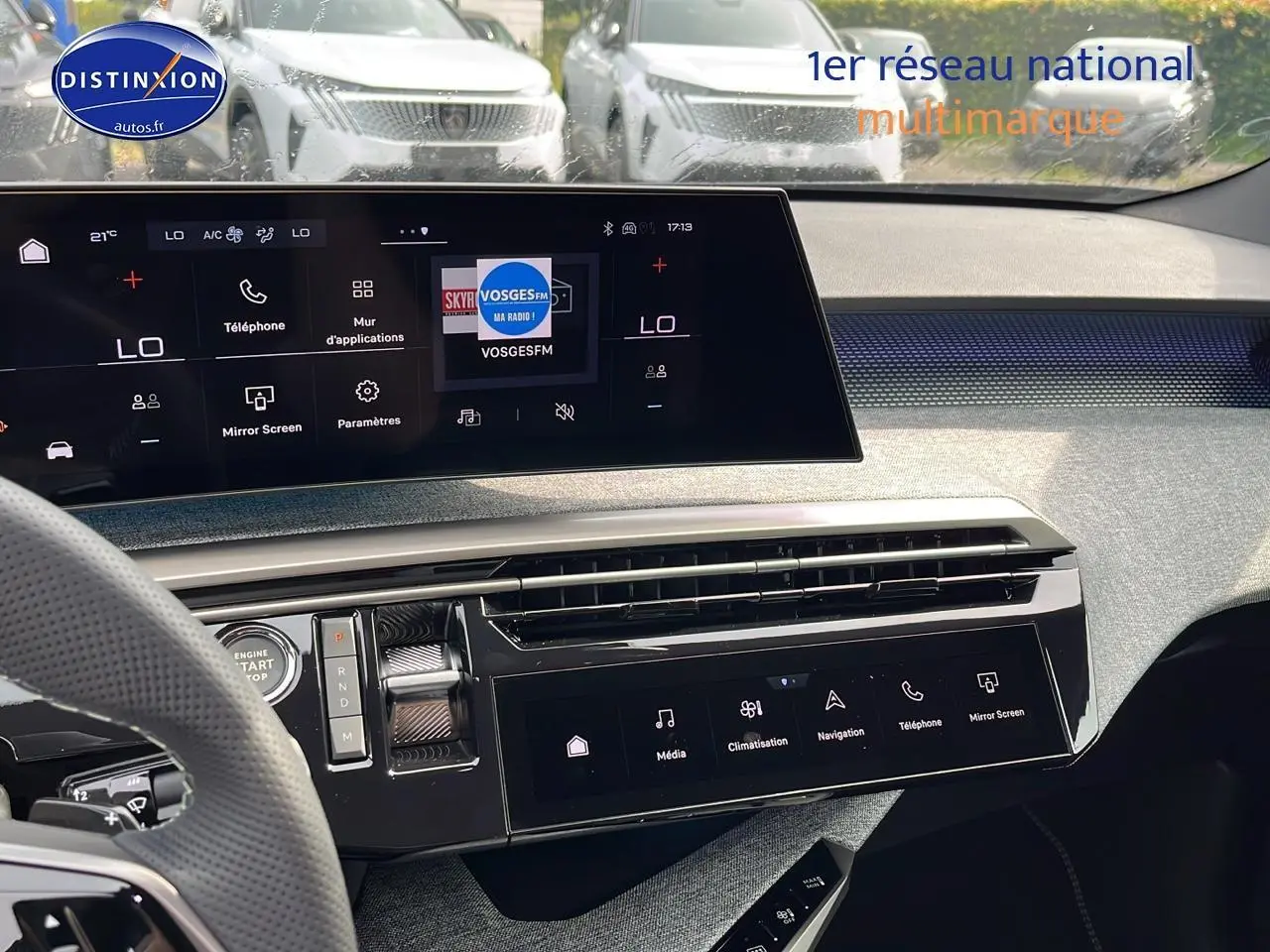Vue intérieure du tableau de bord du Peugeot 3008 gris 1.2 hybrid 145 GT, avec écran tactile multifonction et volant cuir.