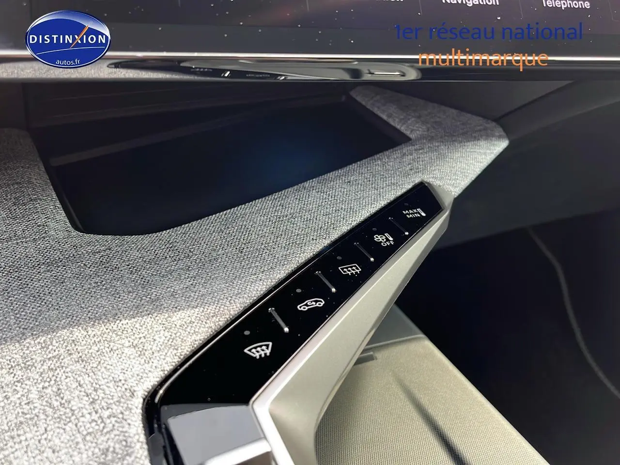 Détail des commandes climatisation sur la planche de bord grise du Peugeot 3008 hybride 2025, vue intérieure côté passager.