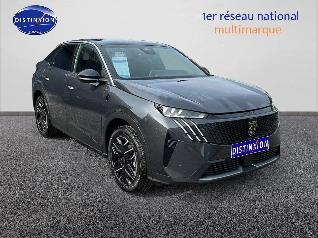 Peugeot 3008 gris 3/4 avant droit, SUV hybride avec calandre noire et phares LED distinctifs.