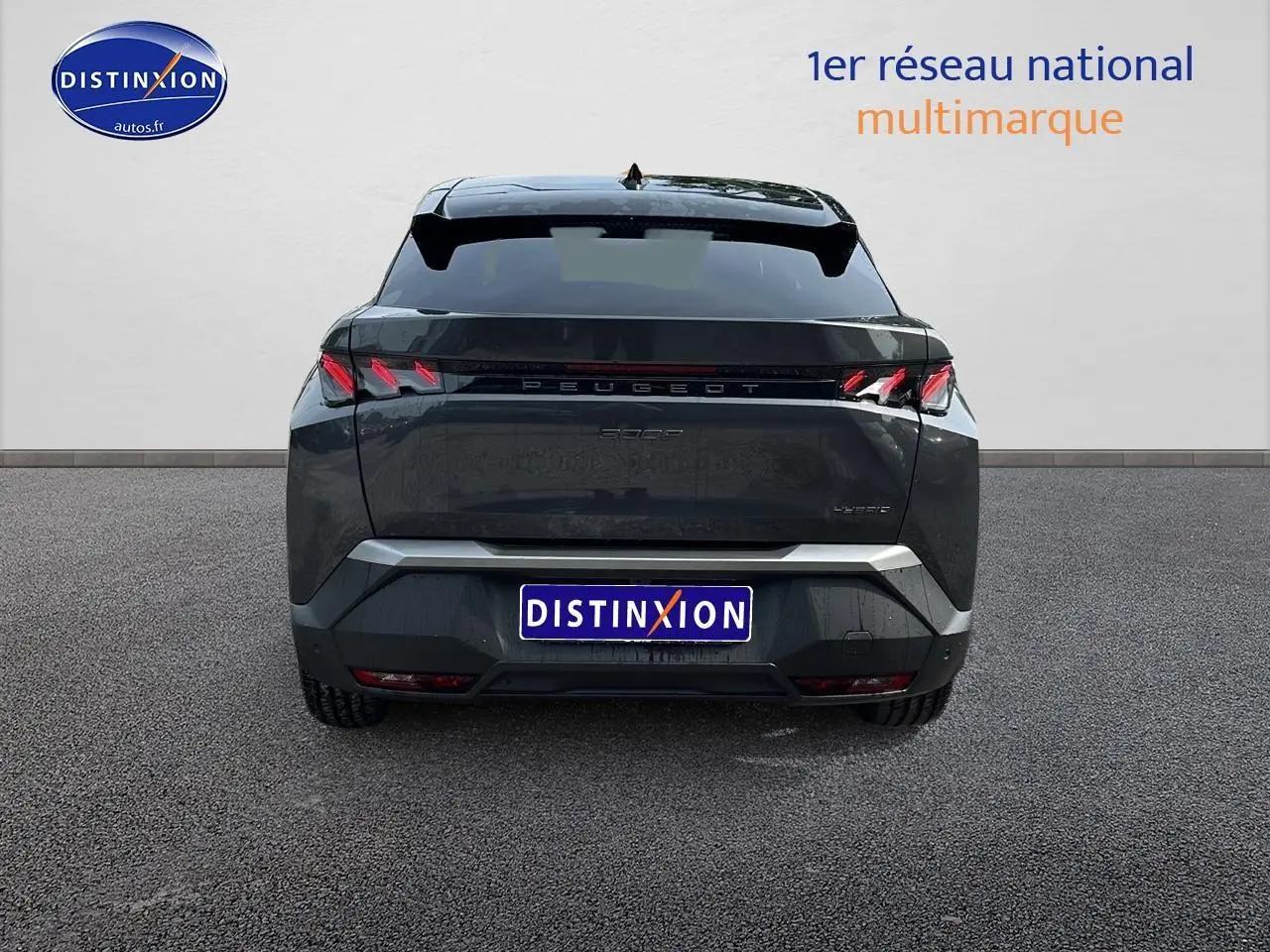 Vue arrière d'un Peugeot 3008 gris 2025 avec feux LED caractéristiques et becquet noir.