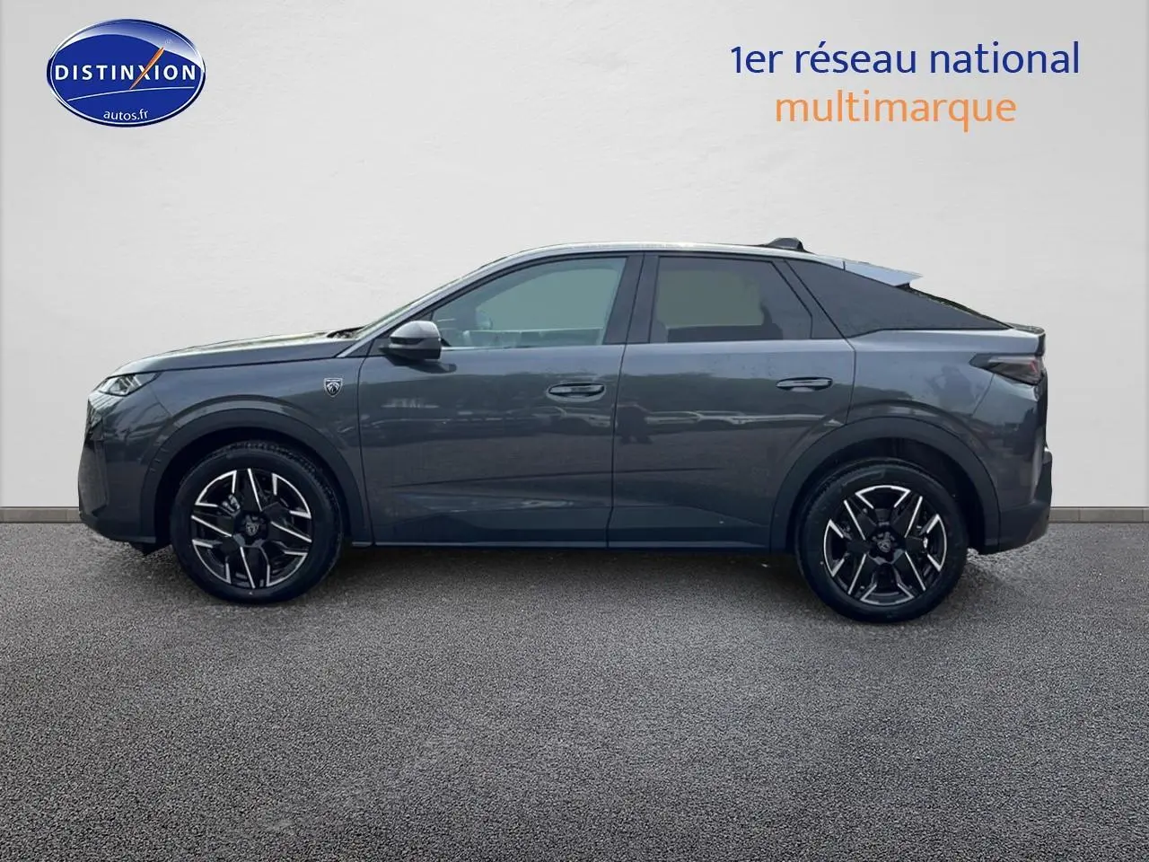 Profil droit du Peugeot 3008 gris 2025 avec jantes alu noires et toit noir contrasté.