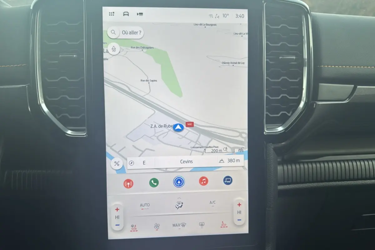 Écran tactile central du Ford Ranger Wildtrak 2026 affichant la navigation GPS dans un intérieur noir.