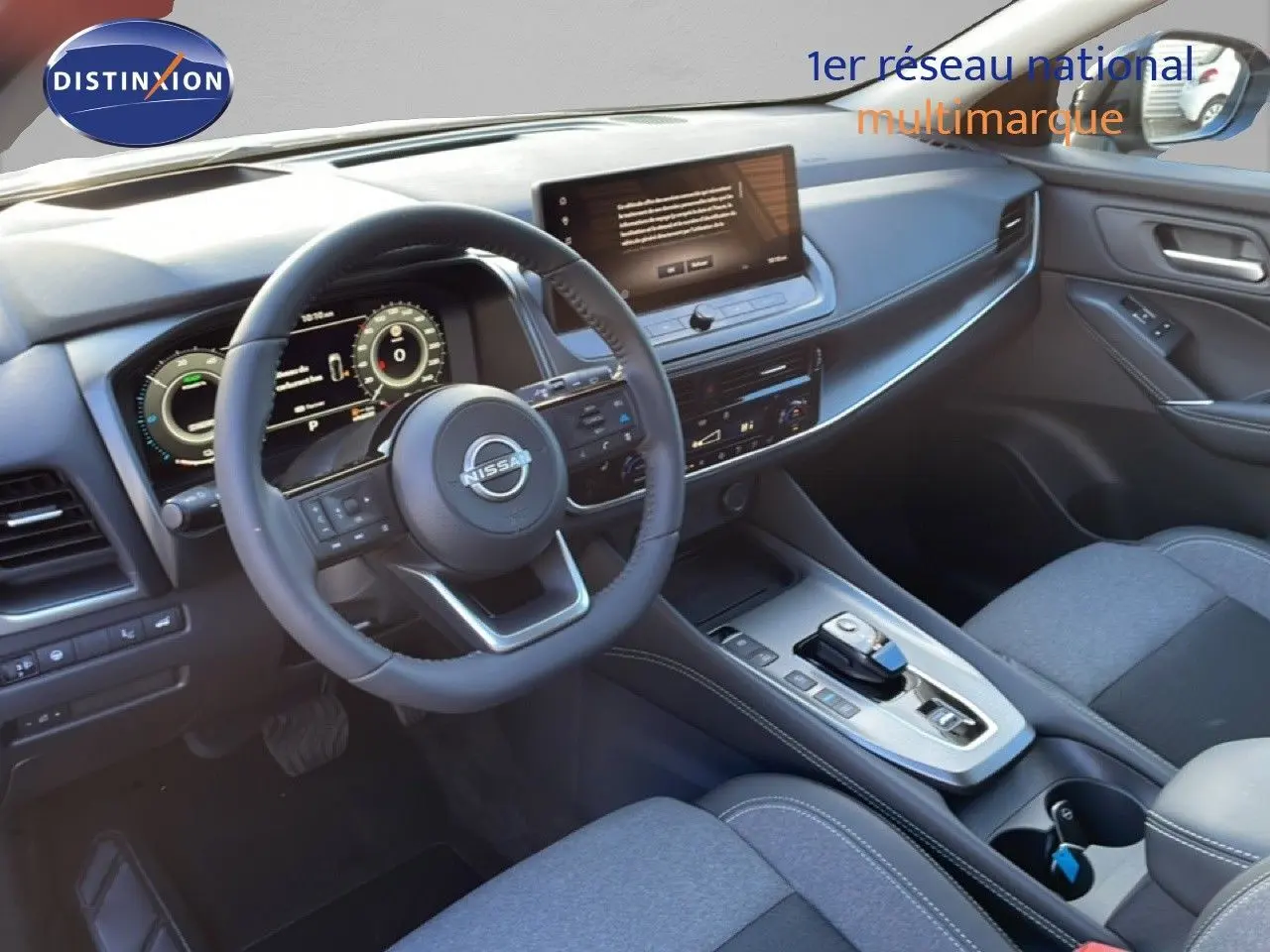 Vue intérieure côté conducteur du Nissan Qashqai 2025, tableau de bord moderne avec écran tactile et volant multifonction.
