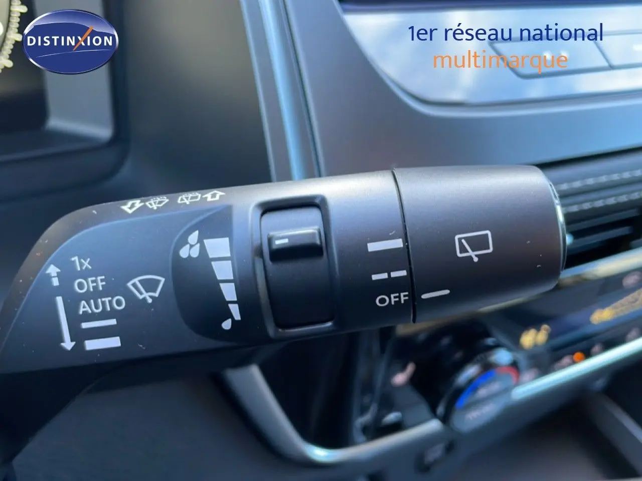 Gros plan sur la commande d’essuie-glace du Nissan Qashqai gris argile 2025, intérieur avec tableau de bord partiel.