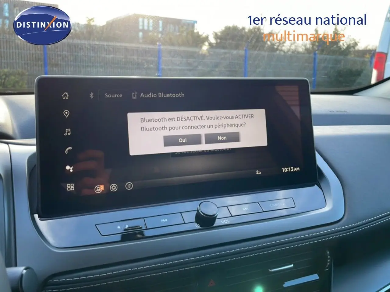 Vue intérieure du tableau de bord du Nissan Qashqai 2025, écran tactile central affichant une demande d'activation Bluetooth.