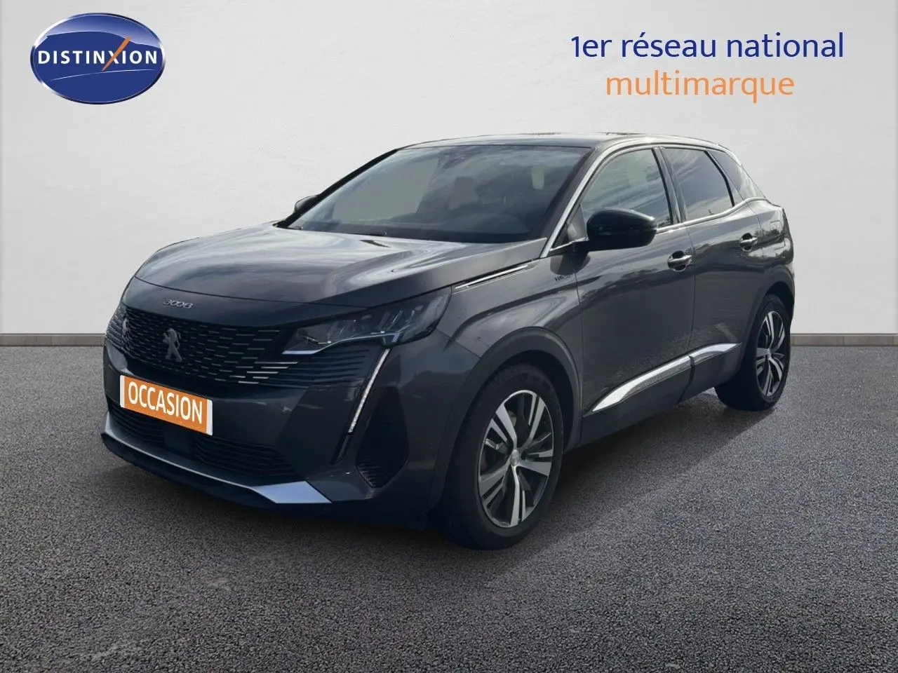 Peugeot 3008 gris platinium métal en 3/4 avant droit, avec calandre noire et feux LED distinctifs.