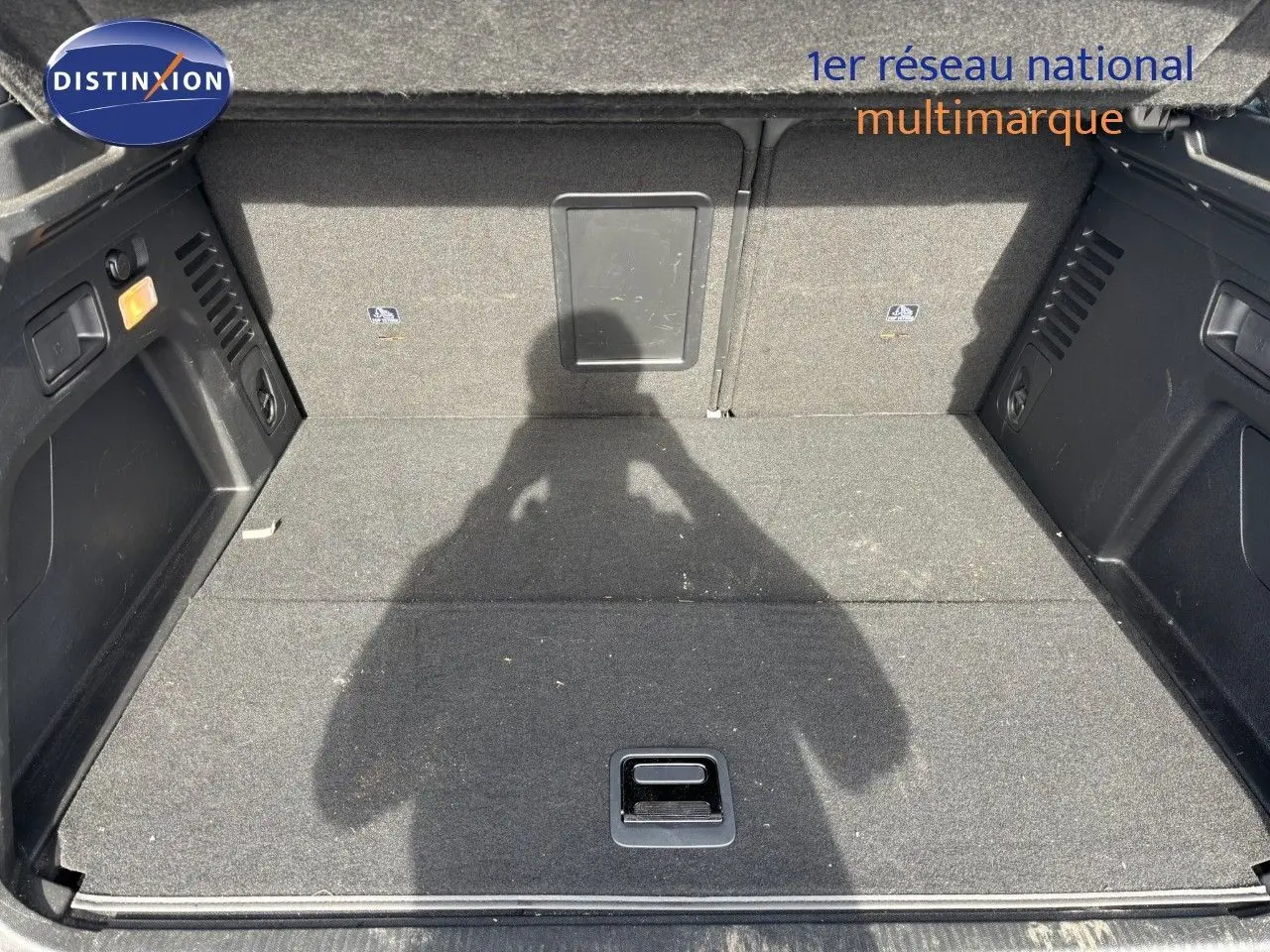 Coffre spacieux du Peugeot 3008 1.6 Hybrid 225ch gris platinium, vue intérieure arrière avec revêtement tissu gris.