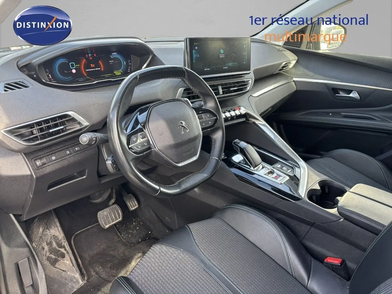 Intérieur avant droit du Peugeot 3008 gris platinium, volant compact, tableau de bord numérique et console centrale moderne.