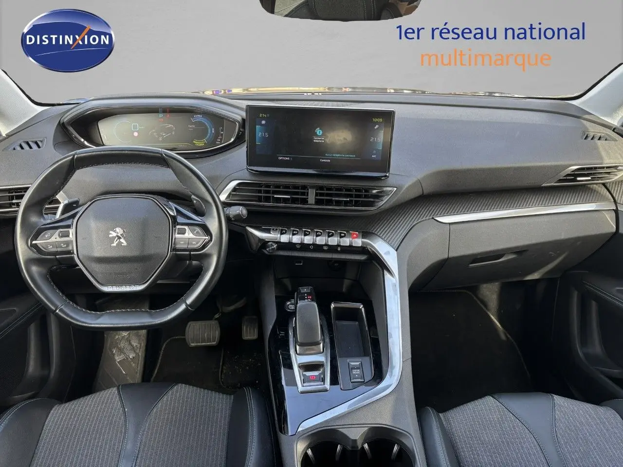 Vue intérieure avant du Peugeot 3008 gris platinium, tableau de bord moderne avec écran tactile et volant compact multifonction.