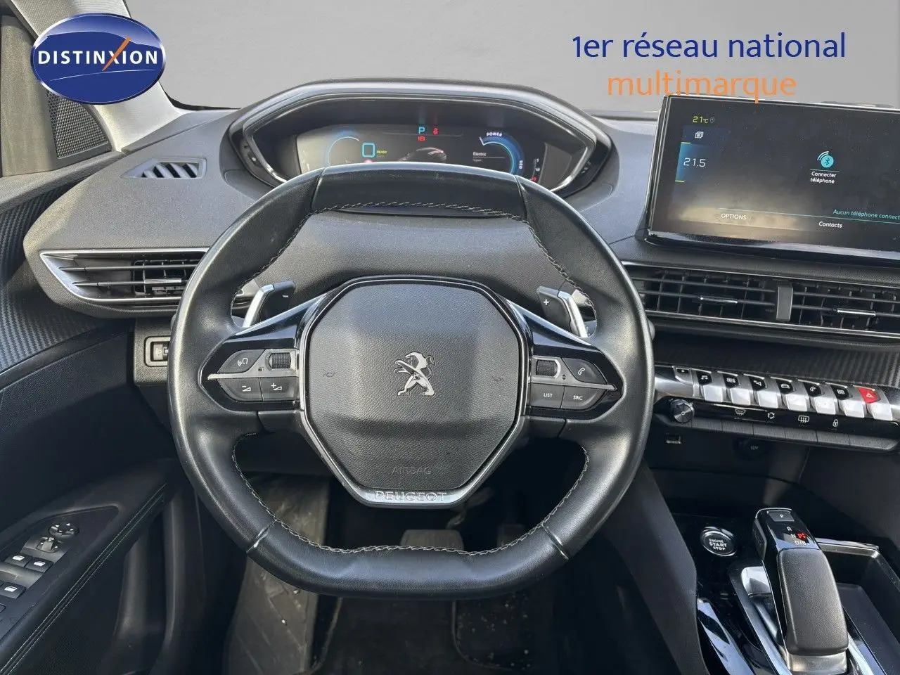 Vue intérieure centrée sur le volant cuir noir du Peugeot 3008 1.6 Hybrid 2022 avec tableau de bord digital et écran tactile.