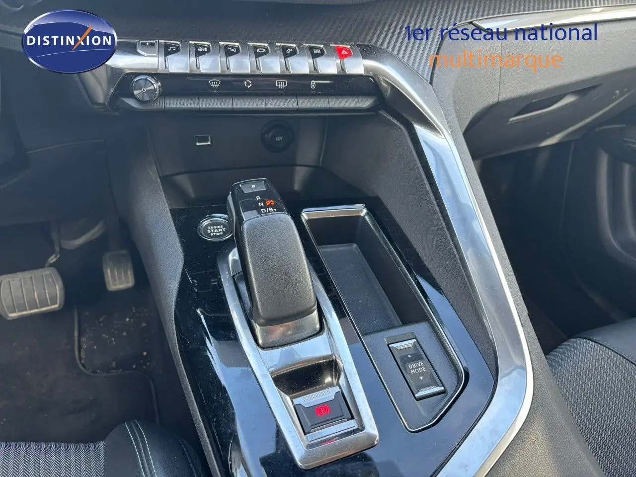 Vue rapprochée de la console centrale noire et chrome du Peugeot 3008 gris platinium, avec levier de vitesse et commandes visibles.