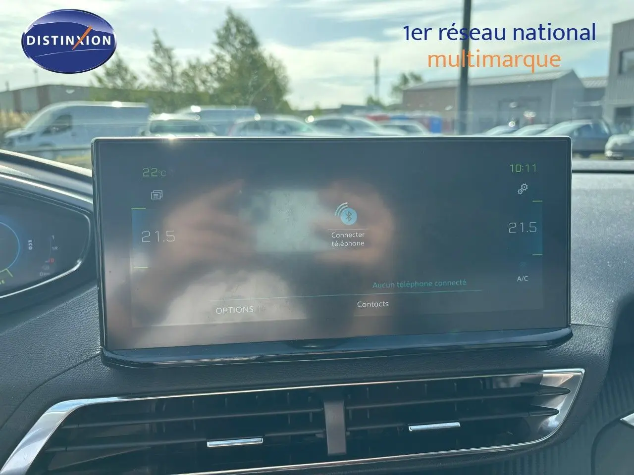 Écran tactile central du Peugeot 3008 gris platinium, vue intérieure frontale avec affichage climatisation et connectivité Bluetooth.